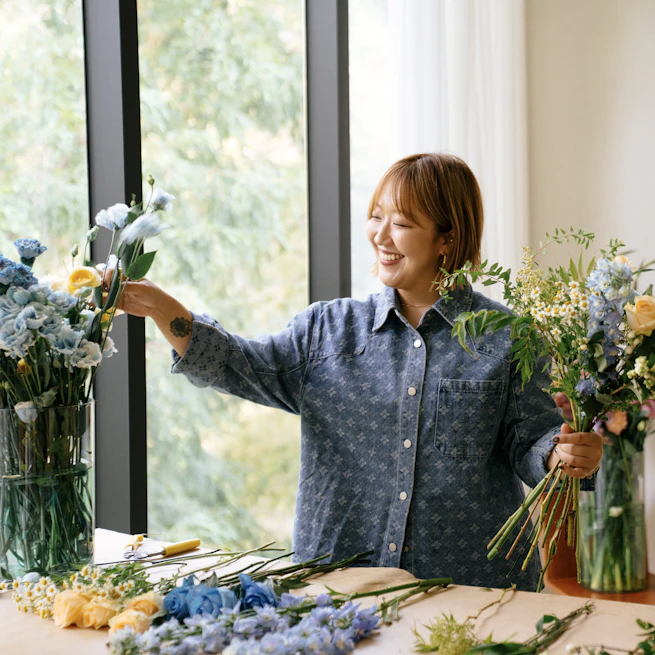 Kunstlerin Hera mit floraler Inszenierung